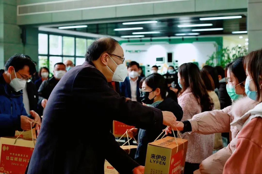 全国总工会党组成员、经费审查委员会主任李晓钟一行莅临1277星际电子游戏股份文旅板块温暖慰问